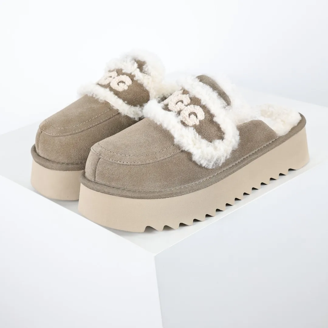 Pick up locally 💰580 Core recommended good price It is a very suitable choice for home furnishings. In the new year, uug launched a series of styles, which are partial to the preferences of young consumers and have also moved to the forefront of fashion trends. Shoe body material: water-repellent coated suede upper, 17 mm UGGPURE™ implantable wool insole, lightweight non-slip and comfortable rubber outsole, with brand LOGO and trademark, with full packaging Size: 35 36 37 38 39 40